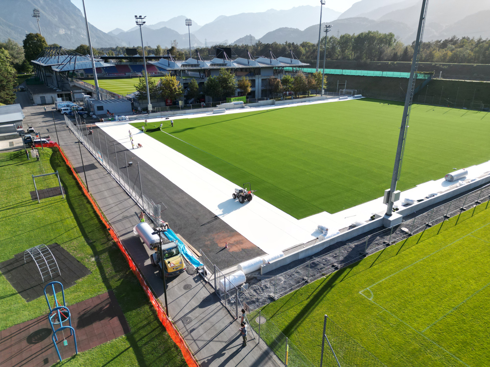 Die Trainingsflächen am Rheinpark-Stadion (im Hintergrund) wurden mit einem neuen, unverfüllten Kunstrasen ausgestattet.