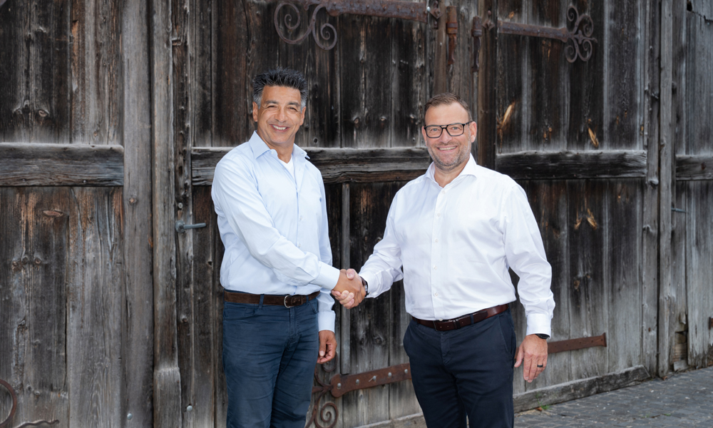 Okan Tobulca (links), CEO der eps Holding GmbH, und Andy Böckli, CEO der Nüssli Group, verkünden den Zusammenschluss der beiden Eventinfrastruktur-Spezialisten.