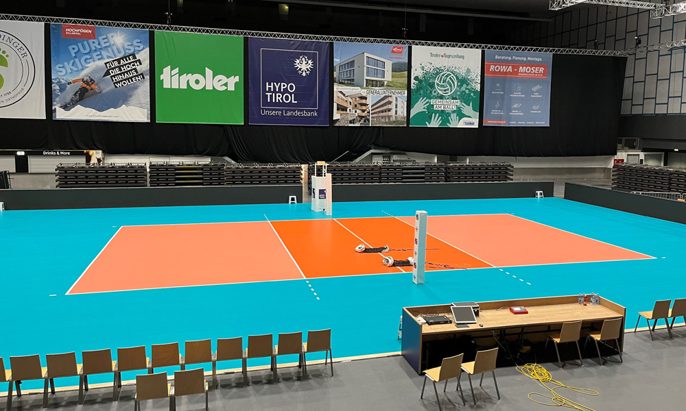 Das Volleyballteam des österreichischen Bundesligisten spielt ab sofort auf einem mobilen PVC-Boden von Holz-Speckmann.