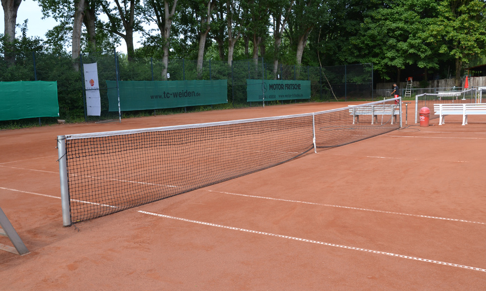 Damit der Tennisplatz nach dem Winter wieder bespielbar ist, sollte eine Frühjahrsinstandsetzung durchgeführt werden.