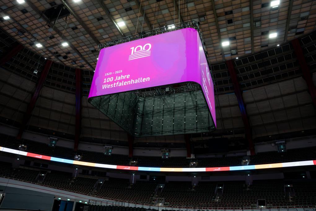 Der neue LED-Würfel mit vollbespielbaren, gerundeten Ecken ist eine festinstallierte Sonderanfertigung und architektonisch abgestimmt auf die Form der Veranstaltungshalle.