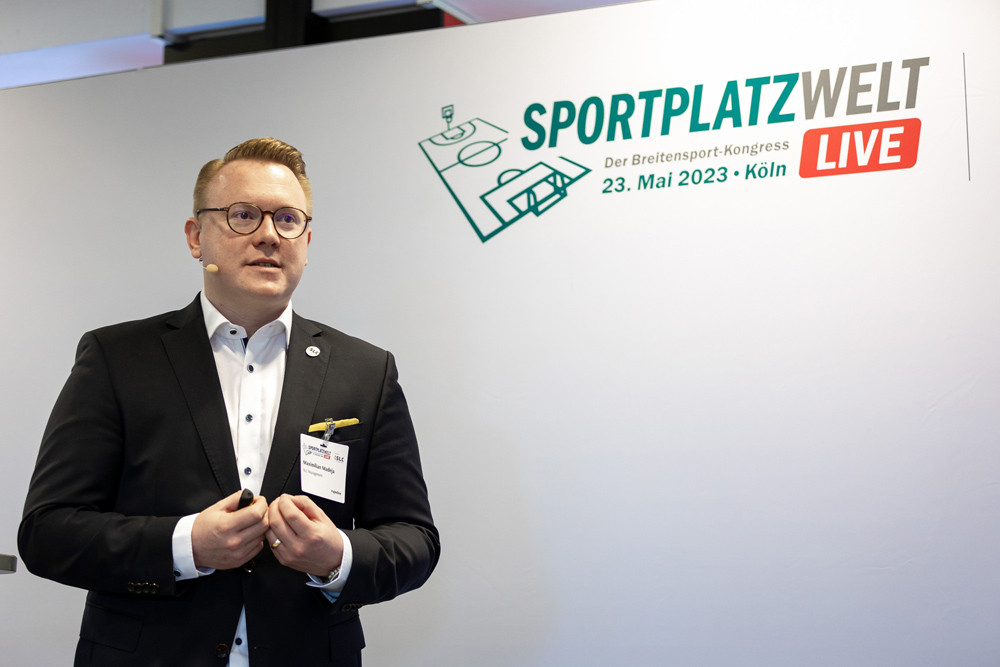Maximilian Madeja, Geschäftsführer SLC Management, bei der Erstausgabe von Sportplatzwelt LIVE presented by SLC Management im Mai 2023.