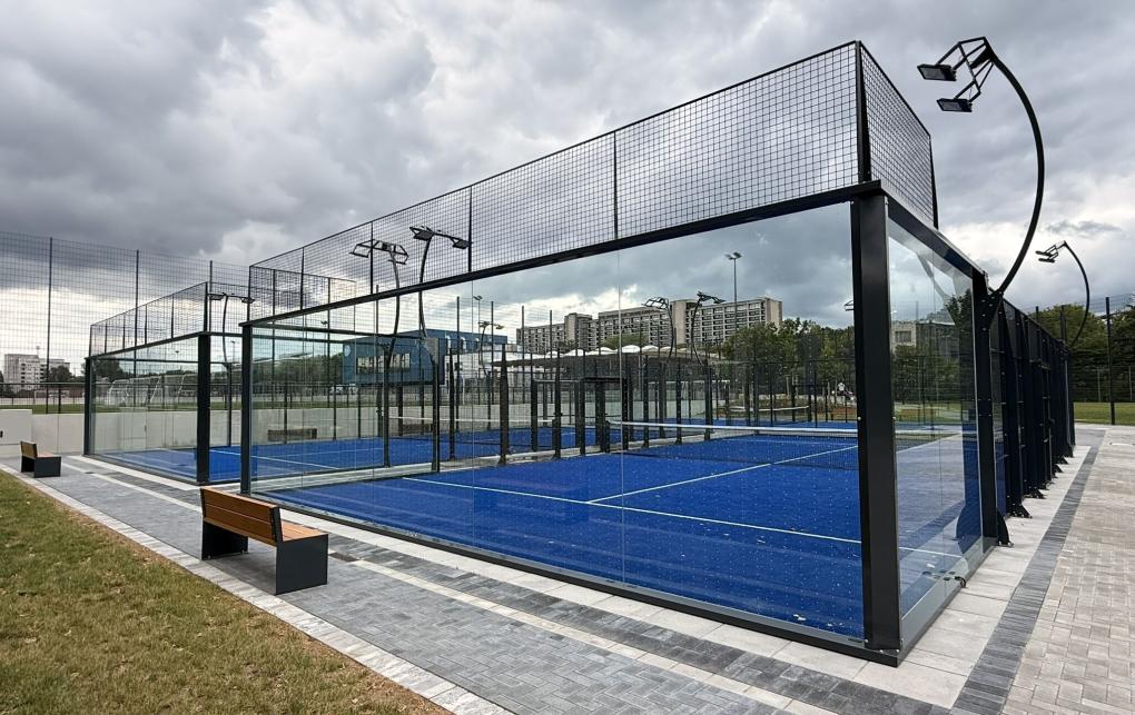 Zu der Ausstattung des Sportcampus gehören unter anderem drei Panorama-Padelanlagen samt Beleuchtung und Zugangssystemen.