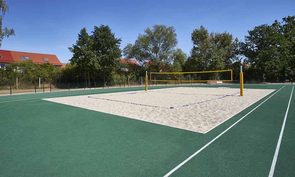 Der Sportplatz der Zukunft ist multifunktional. Daher wurde auch ein Beach-Volleyballfeld integriert…