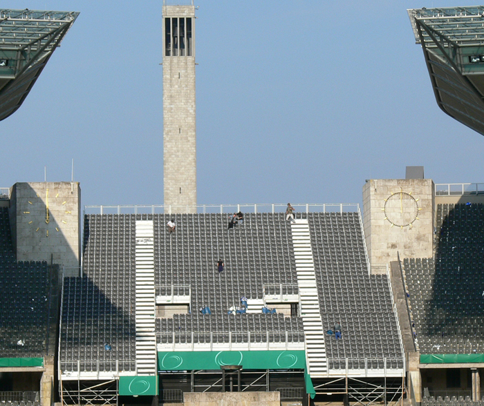 Durch die Zusatztribüne kann die Kapazität des Olympiastadions auf rund 76.000 erhöht werden. 