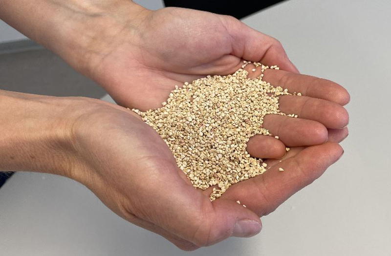 Zum Einsatz kommt das umweltfreundliche Granulat auf Maisbasis PureGrain.