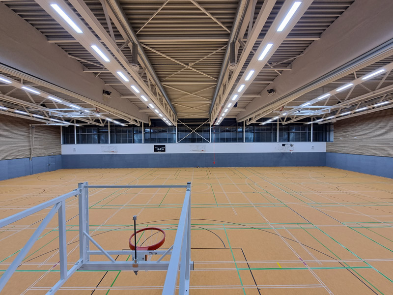 Seine sportlichen Qualitäten offenbart der Neubau innen: Die 3-Feld-Halle ist für nahezu alle Sportarten wettkampftauglich.