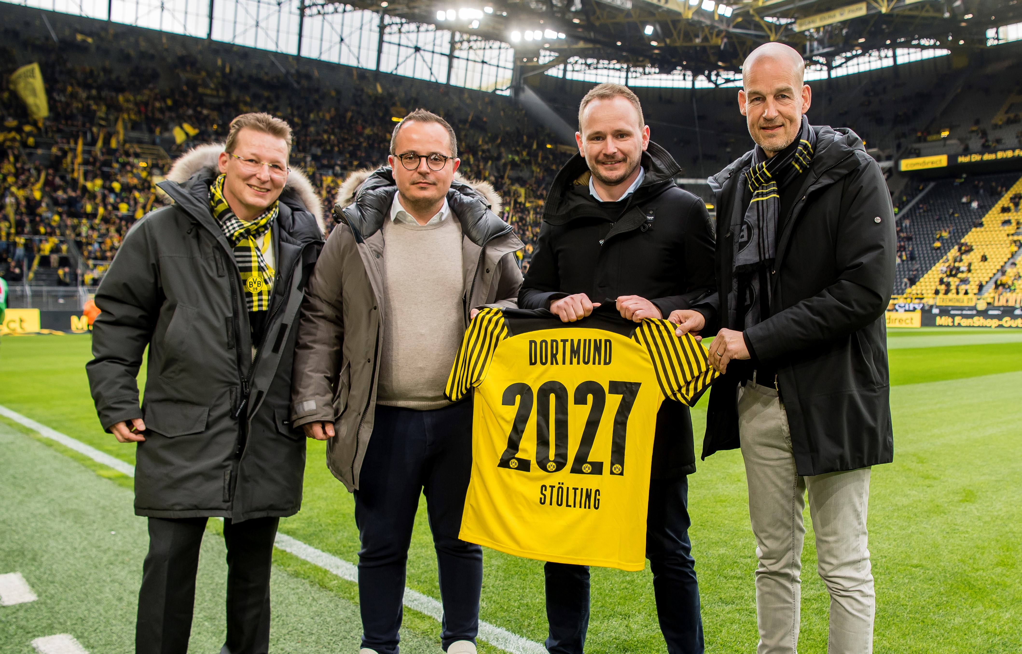 Fanartikel in einem BVB-Fanshop von Borussia Dortmund, Deutschland