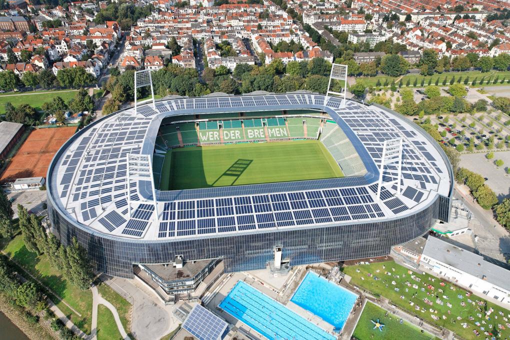Das Dach des Bremer wohninvest WESERSTADIONs ist mit 200.000 Solarzellen bedeckt.