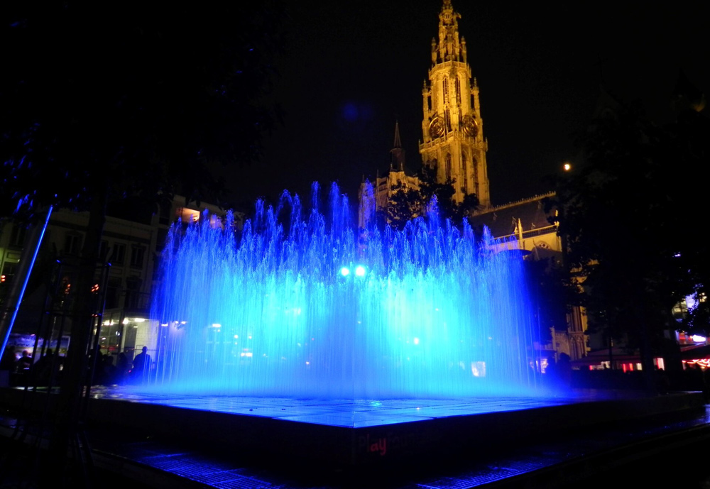 At night, the PlayFountain becomes a light attraction.