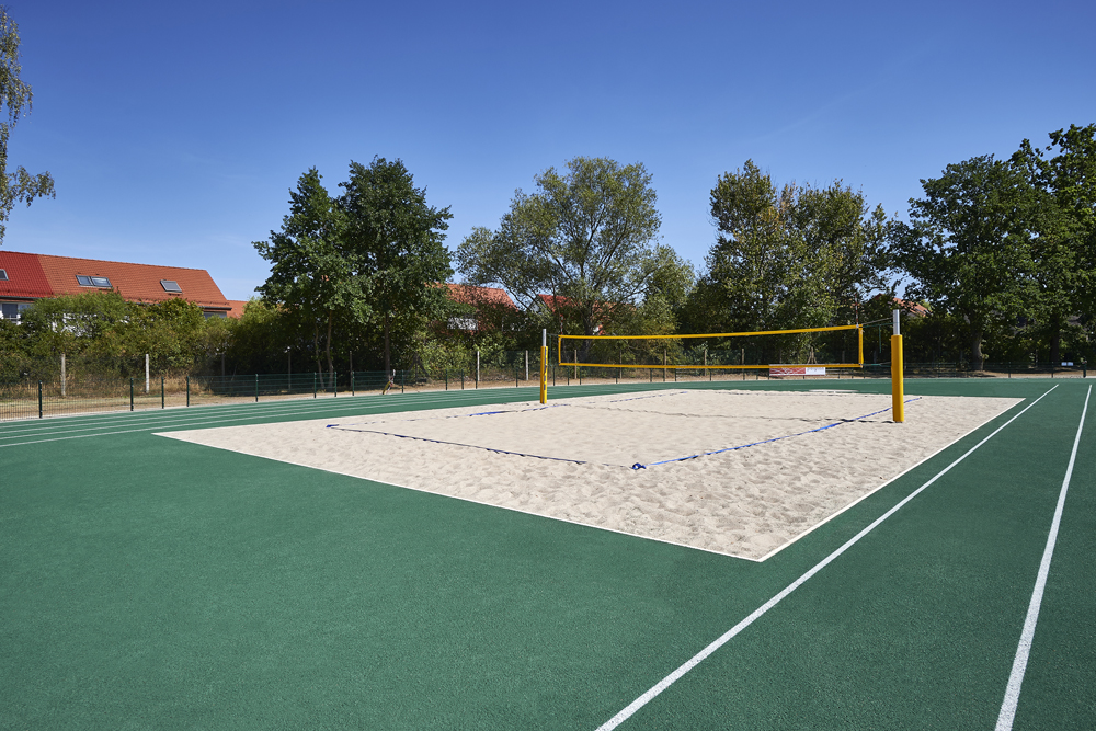 Der Sportplatz der Zukunft ist multifunktional. Daher wurde auch ein Beach-Volleyballfeld integriert...