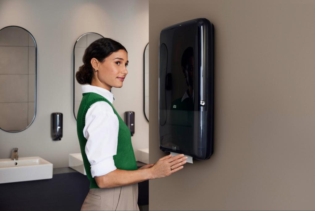 Der neue Tork PeakServe Automatik gewährleistet eine reibungslose Nutzung auch bei hohem Besucheraufkommen – berührungslos, schnell und hygienisch.