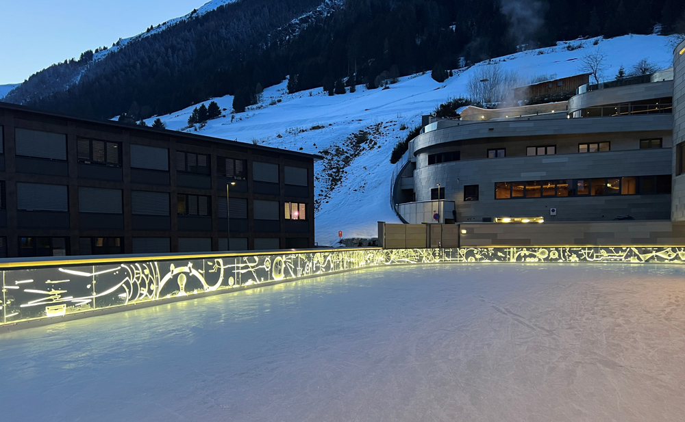 Die vom Galtürer Künstler Georg Salner gestaltete LED-Bande ist eines der Highlights der neuen Eiserlebniswelt.