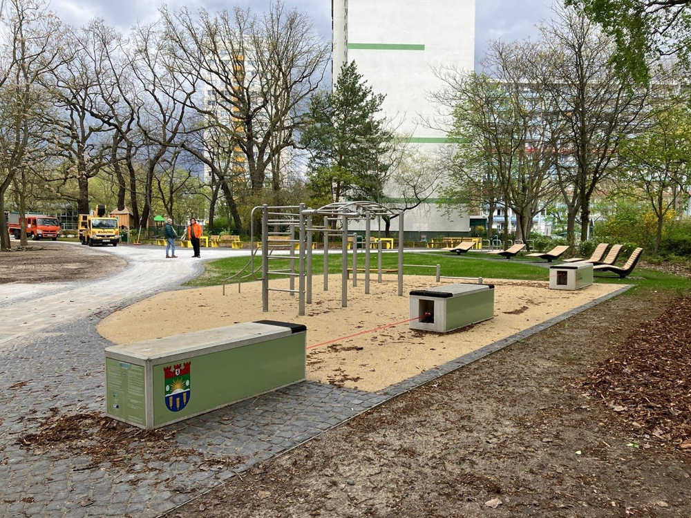 Die innovativen Systeme von BLOACS sind Slackline-Anlage und Sitzgelegenheit in einem.