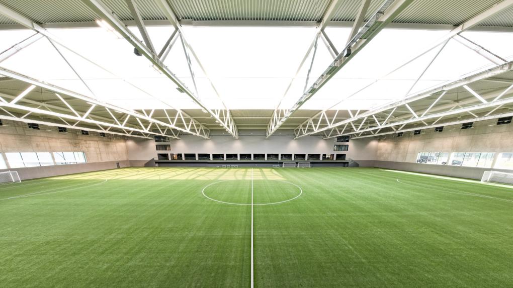 In der Fußballhalle erstellte heiler das Schmuckstück des DFB-Campus: ein Kunstrasenspielfeld mit den FIFA-Maßen 105 x 68 Meter.