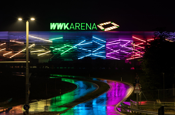 Anlässlich des Diversity Day leuchtete die WWK Arena in Augsburg kunterbunt.