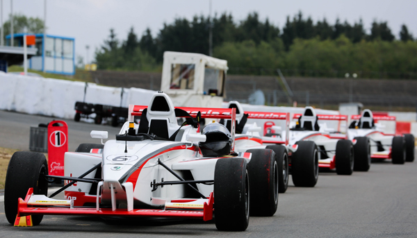 Der Nürburgring bietet für Rennsportbegeisterte auch Formeltrainings an. 