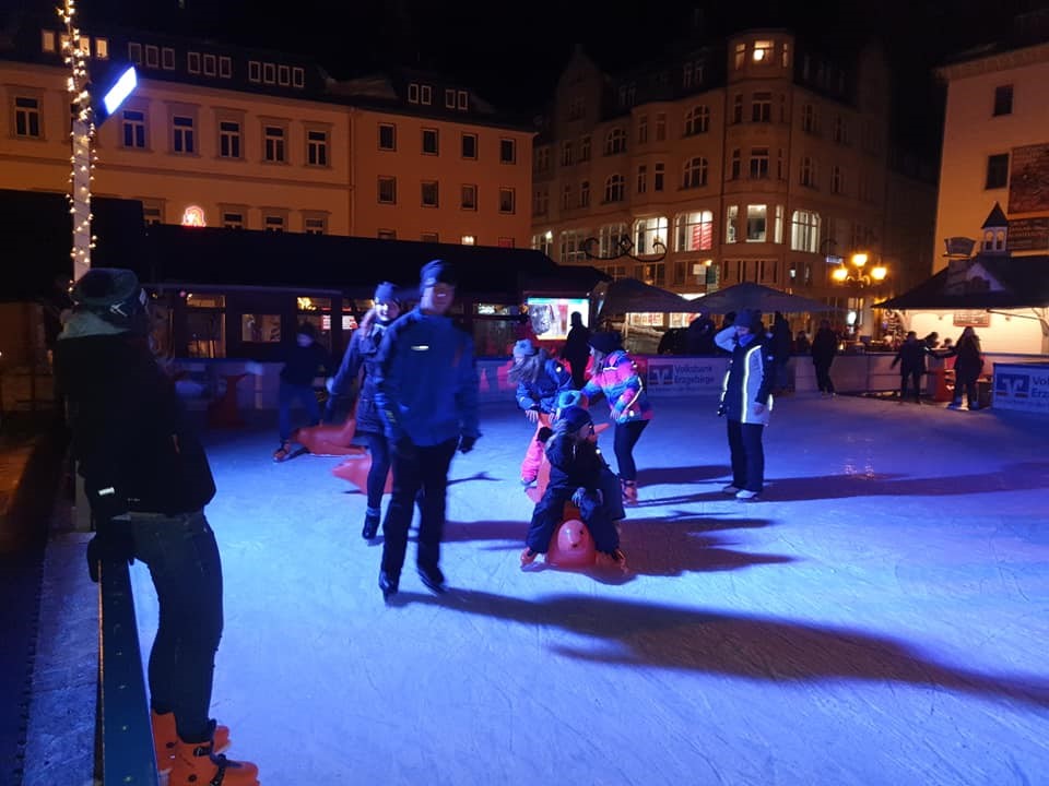 Die Eisbahn steht von Jahresbeginn bis Karneval in Annaberg-Buchholz.