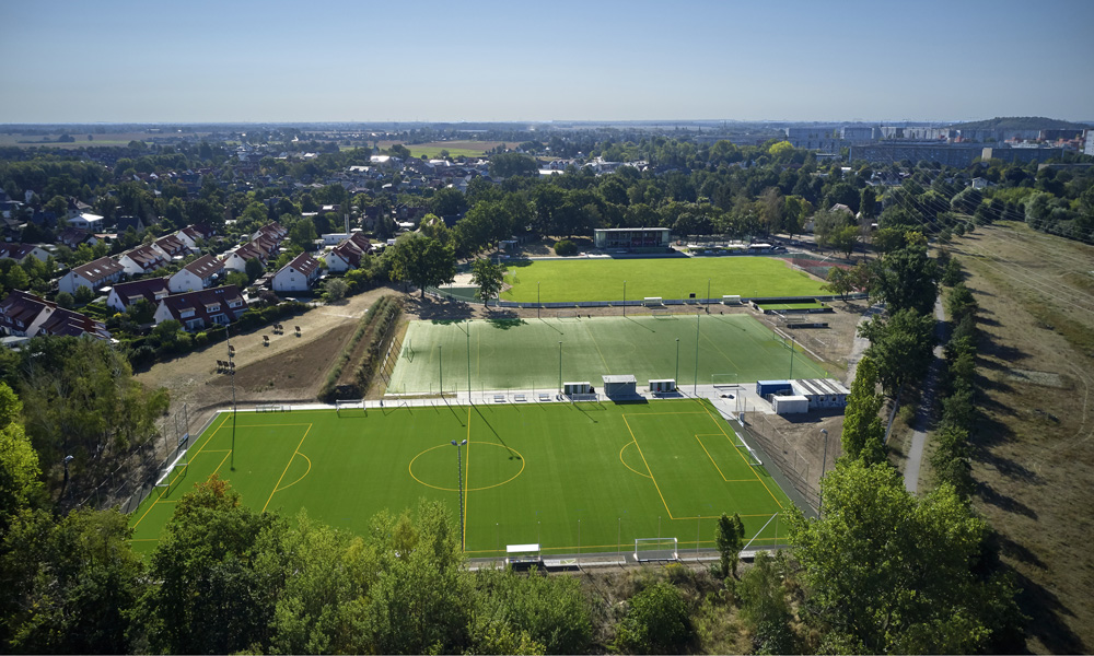 Die Sportanlage des SV 1908 GRÜN-WEISS Ahrensfelde ist ein europäisches Vorzeigeobjekt: Umweltbewusst und ressourcenschonend, wirtschaftlich überzeugend und mit höchsten sportfunktionalen Eigenschaften.