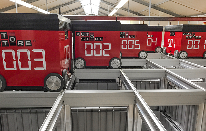 Im automatischen Kleinteilelager organisieren fünf Roboter die Logistik von 15.000 verschiedenen Artikeln.