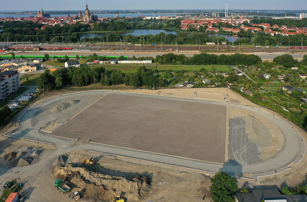 Im zweiten Bauabschnitt wurde der Untergrund für das neue Naturrasenspielfeld und die Leichtathletikanlagen geschaffen.
