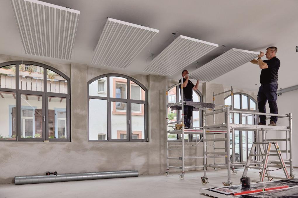Zehnder informiert in kostenlosen Webseminaren über nachhaltige Deckenstrahlplatten.