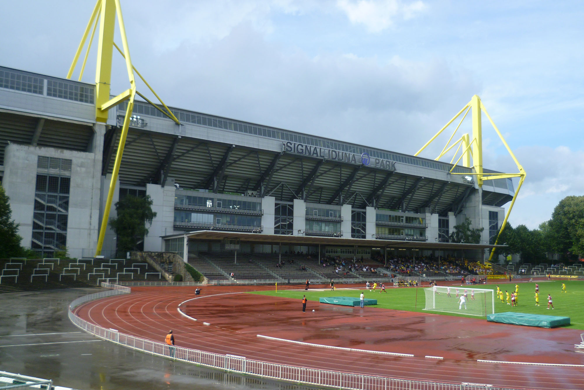 https://imageserver.stadionwelt.de/Image/5/9/05b151cec2793e1787a51d27a55ea72d3ae1d9ec12ddb1469e945092ffbf1a/Rote_Erde_Dortmund_BVB_Vorschau.jpg