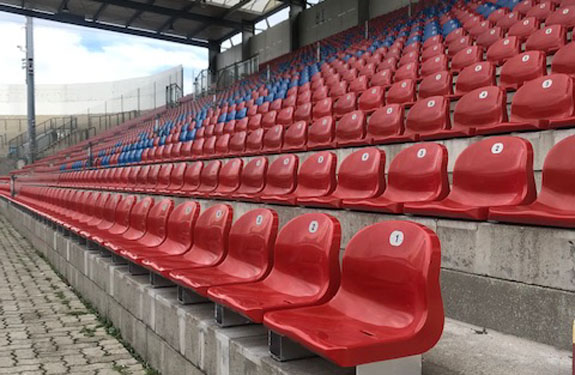 Im Sportpark Unterhaching wurden ca. 4.300 neue Sitzschalen installiert.