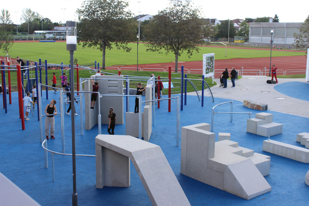 Parkour- und Calisthenics-Elemente bieten vielfältige Bewegungsmöglichkeiten.