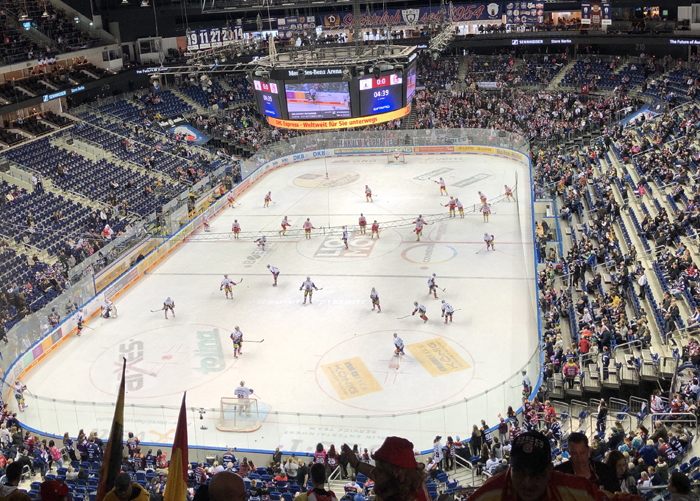 2011 konnte die Mercedes-Benz Arena Erfahrungen mit den NHL-Maßen sammeln.