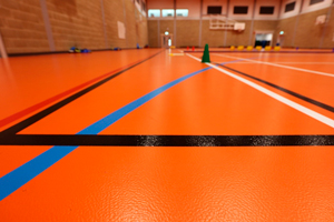 Der elastische Sportboden sorgt mit seiner speziellen Protecsol-Oberflächenvergütung für leicht zu reinigende Oberflächen.
