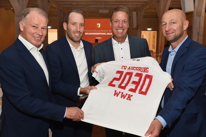 Der FC Augsburg verlägnert mit Hauptsponsor WWK bis zum Jahr 2030. von links: Die FCA-Geschäftsführer Stefan Reuter und Michael Ströll, Jürgen Schramaier (WWK) und FCA-Präsident Klaus Hofmann