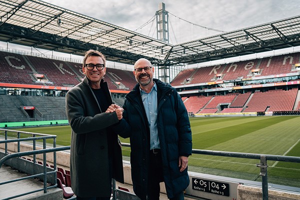 Freuen sich über die Neuerung im Kölner RheinEnergieSTADION: Markus Rejek (links), Geschäftsführer des 1. FC Köln, und Lutz Wingerath (rechts), Geschäftsführer Kölner Sportstätten GmbH.