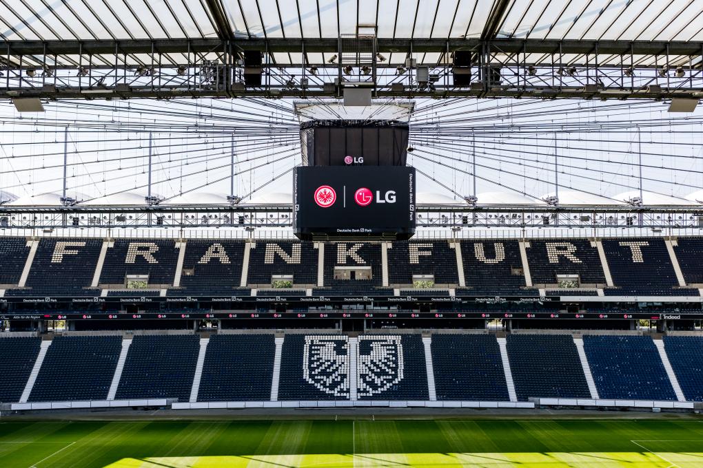 Eintracht Frankfurt stÃ¶ÃŸt unter neuem VideowÃ¼rfel an - Stadionwelt