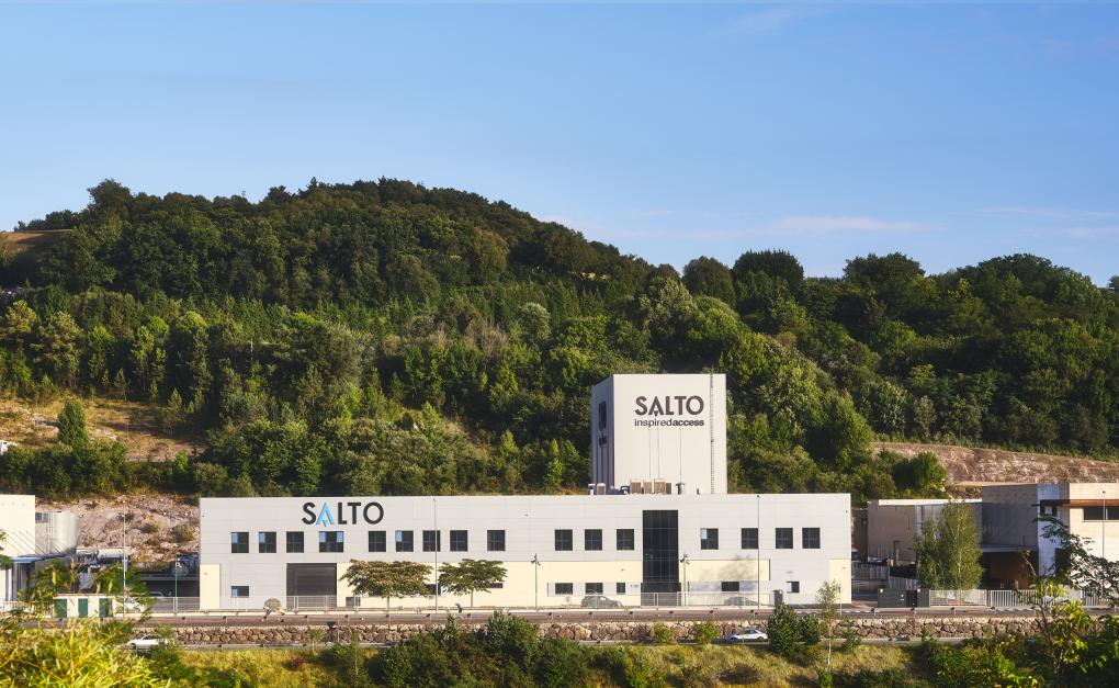 SALTO Systems produziert seine intelligenten Zutrittslösungen 100 Prozent CO2-neutral, im Bild der Stammsitz von SALTO in Oiartzun/Spanien mit der Fertigung.