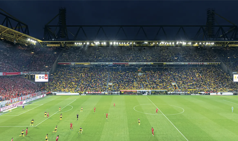 Im Jahr 2019 wurde auch der Dortmunder SIGNAL IDUNA PARK mit Altis-Hochleistungsflutlichtleuchten ausgestattet.