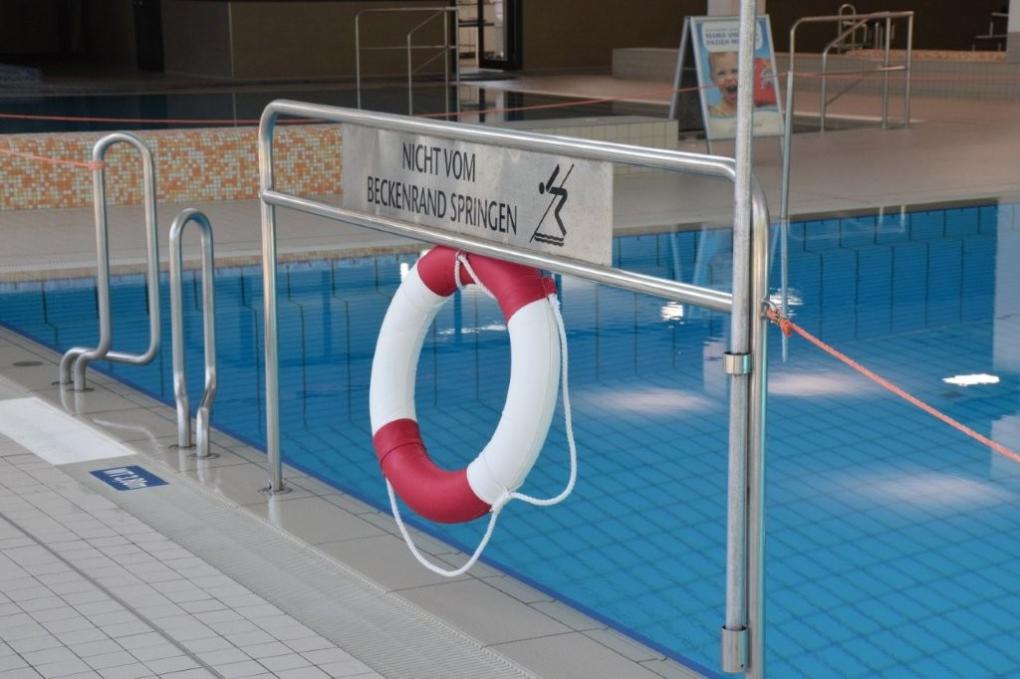 Auswahl, Anzahl und Platzierung von Rettungsgeräten in öffentlichen Schwimmbädern und an Badeseen sind klar geregelt.