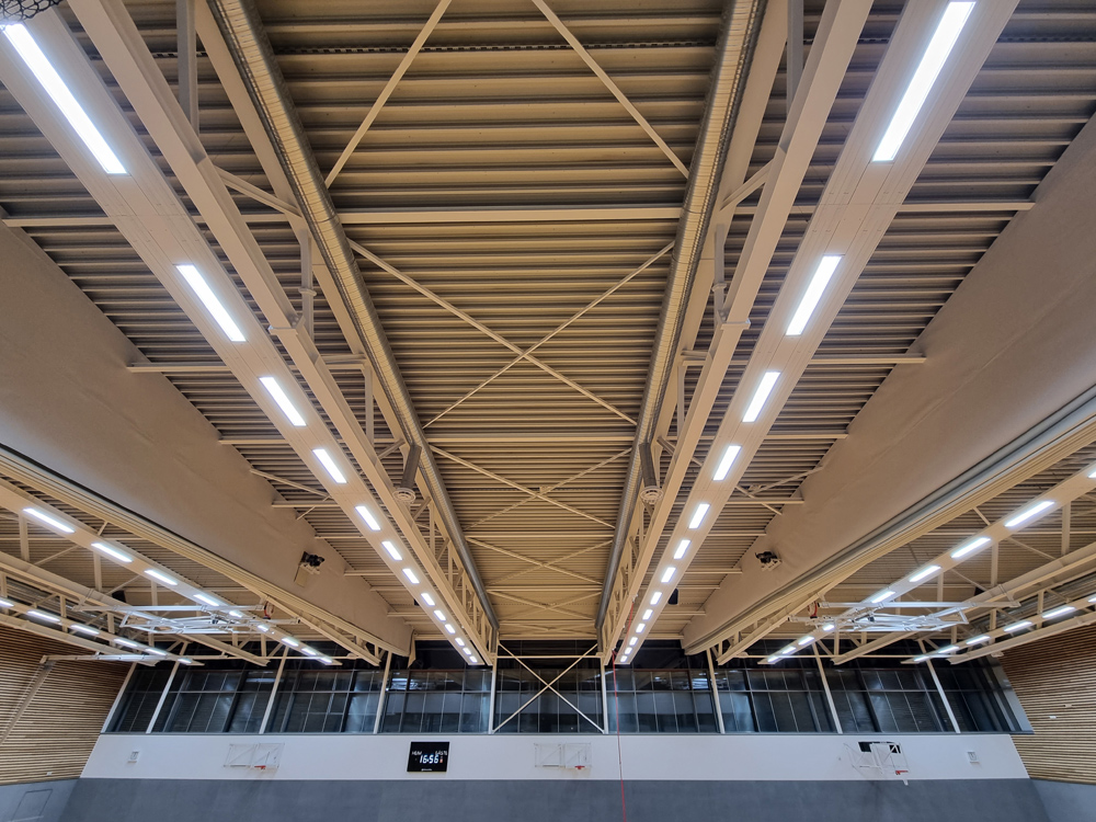 Eine modern ausgestattete Sporthalle: Wärme und Licht werden von den KSP LED Premium Sport optimal abgestrahlt.