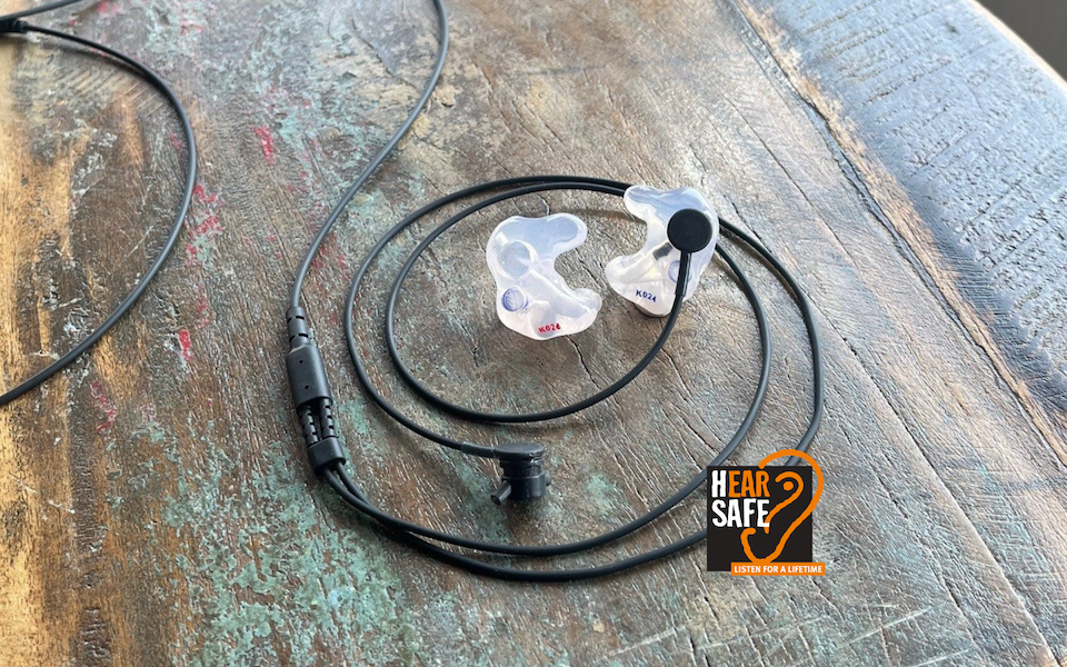 HS Concha² für Riedel Bolero mit beidseitigem HS COM In-Ear für diese Otoplastik. Parallel zum In-Ear hat diese Otoplastik einen linearen Filter.