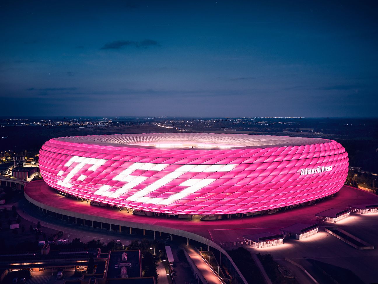 Allianz Arena Erstrahlt In Magenta Stadionwelt