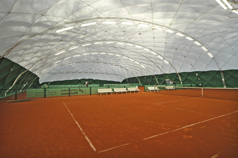 Traglufthallen stellen eine besonders flexible Möglichkeit dar, Tennisplätze im Winter temporär zu überdachen.