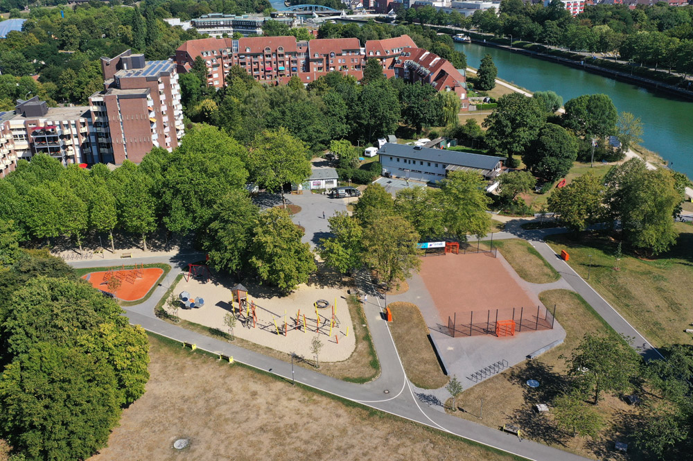 Der aufgewertete Bürgerpark Maria Lindenhof animiert zum Spielen, Bolzen und Laufen.