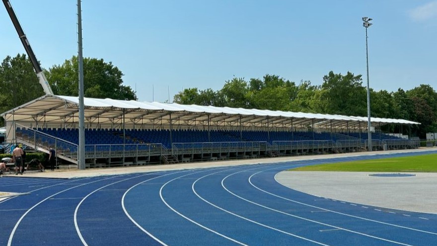 Die neue Tribüne im Olympiapark Berlin bietet Platz für 1.400 Zuschauer.