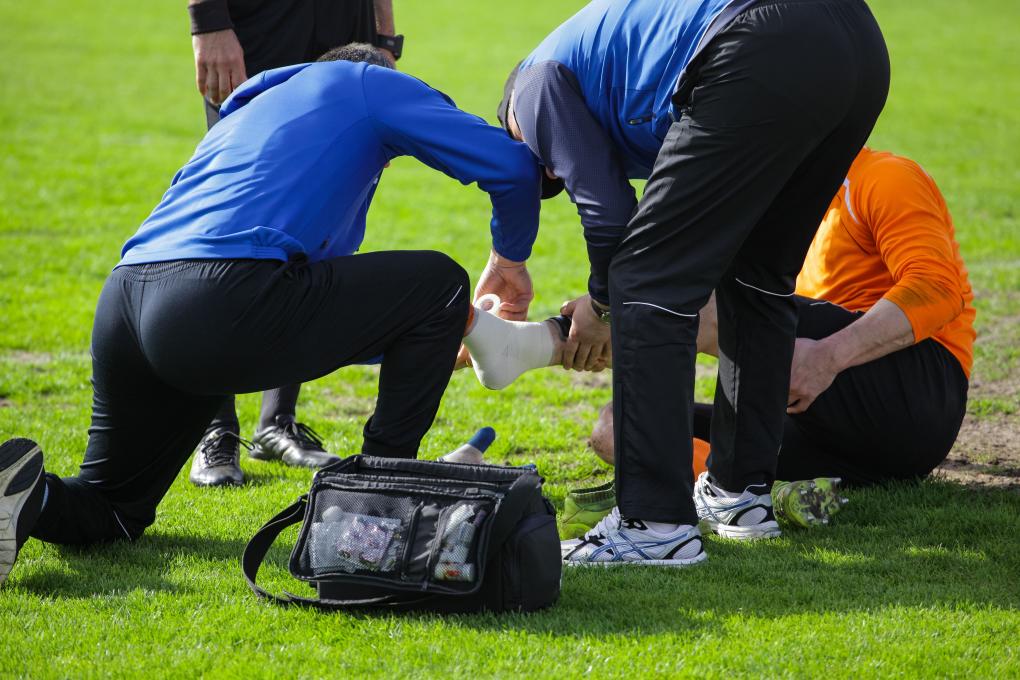 Trainer und Sportliche Leiter müssen sich mit komplexen medizinischen Themen wie Sportverletzungen, Prävention und Rehabilitation auskennen. Bild: WINGS / Adobe Stock