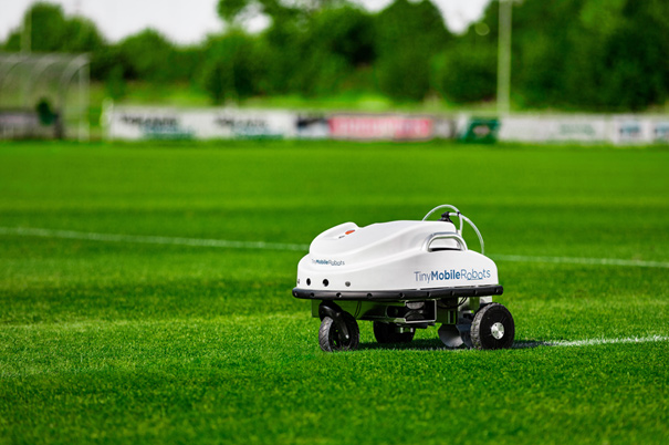 Die Vermessungsroboter können ein Fußballfeld in nur 20 Minuten markieren.