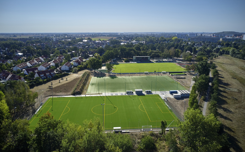 Die Sportanlage des SV 1908 GRÜN-WEISS Ahrensfelde ist ein europäi-sches Vorzeigeobjekt: Umweltbewusst und ressourcenschonend, wirtschaft-lich überzeugend und mit höchsten sportfunktionalen Eigenschaften.