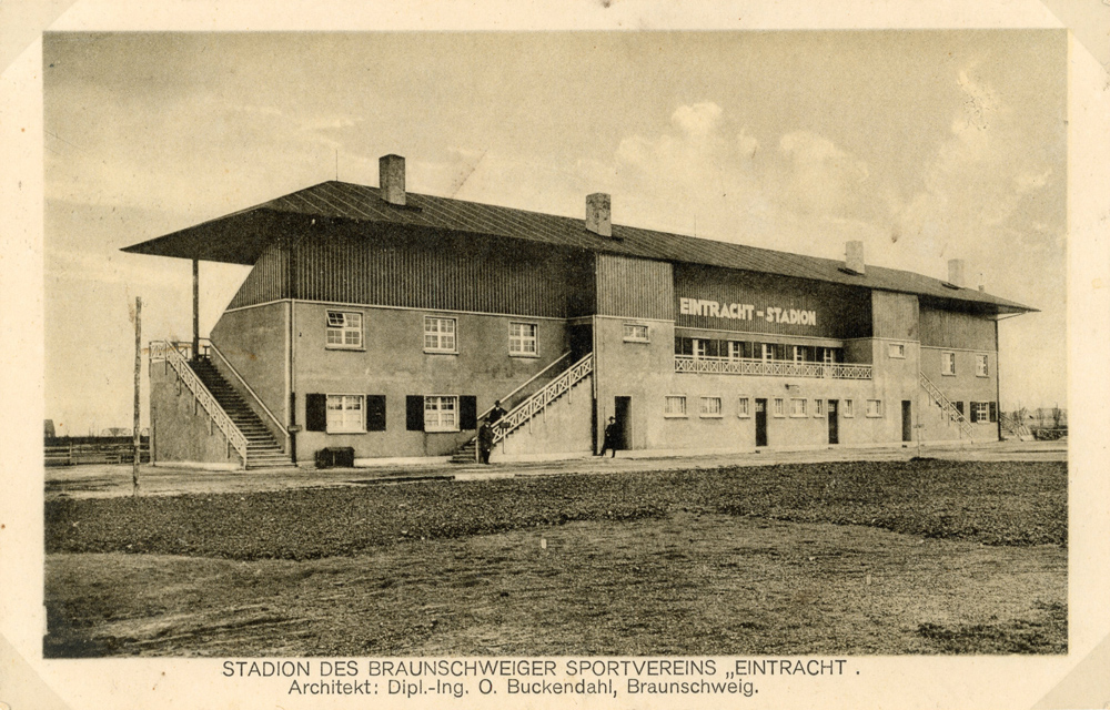 Das Eintracht-Stadion kurz nach seiner Fertigstellung im Jahr 1923.