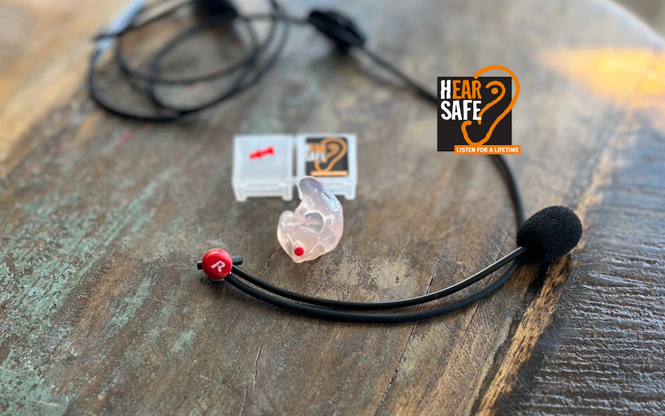 HS Riedel Referee-Otoplastik. Die Funktionsöffnung liegt oben. Der rote Verschluss kann zur Belüftung geöffnet werden.