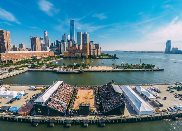 Eine modulare Arena auf dem Pier im Manhattan’s Hudson River Park in New York City für das AVP Beach Volleyball Turnier