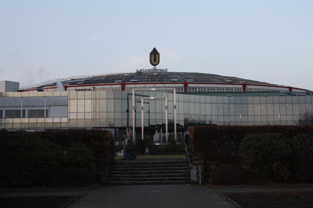 In Dortmund fliegen bei der Darts-EM die Pfeile durch die Westfalenhalle.